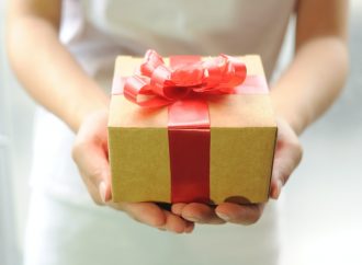 5 Etiquettes to Learn Proper Ways to Give Gifts