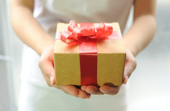 5 Etiquettes to Learn Proper Ways to Give Gifts